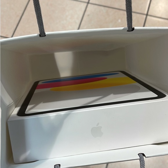 BRAND NEW IPAD (GEN 10) UN OPENED